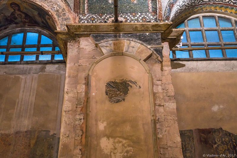 Могила F и E (слева направо). Мозаики и фрески монастыря Хора. Церковь Христа Спасителя в Полях. Экхзонартекс.