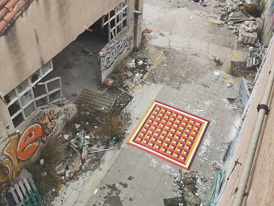 uzory-na-polu-zabroshennyh-zdanij-