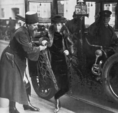 На данном изображении может находиться: 1 человек, шляпа