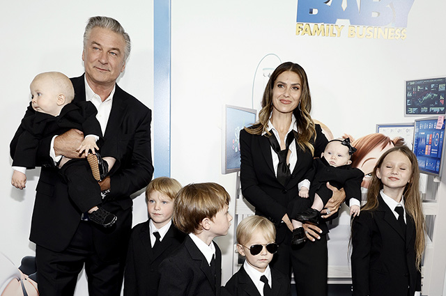 Алек и Хилария Болдуин с шестью детьми посетили премьеру мультфильма "Босс-молокосос 2" Звездные дети