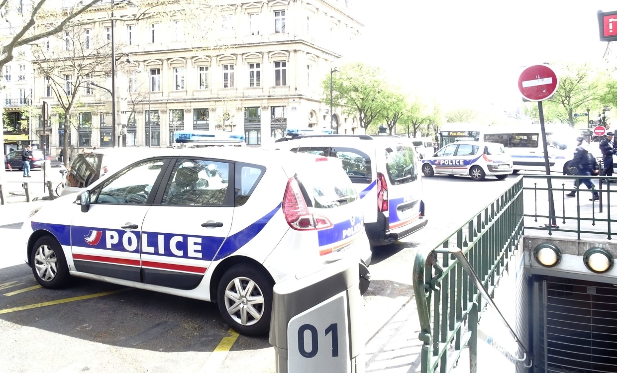Напавший на сотрудницу полиции во Франции скончался. События дня