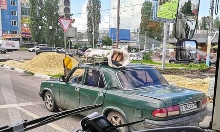 Издалека долго ехала зелёная «Волга» с трупом на крыше