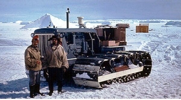 Трактор С-100А без кабины. Антарктида , 1979 год