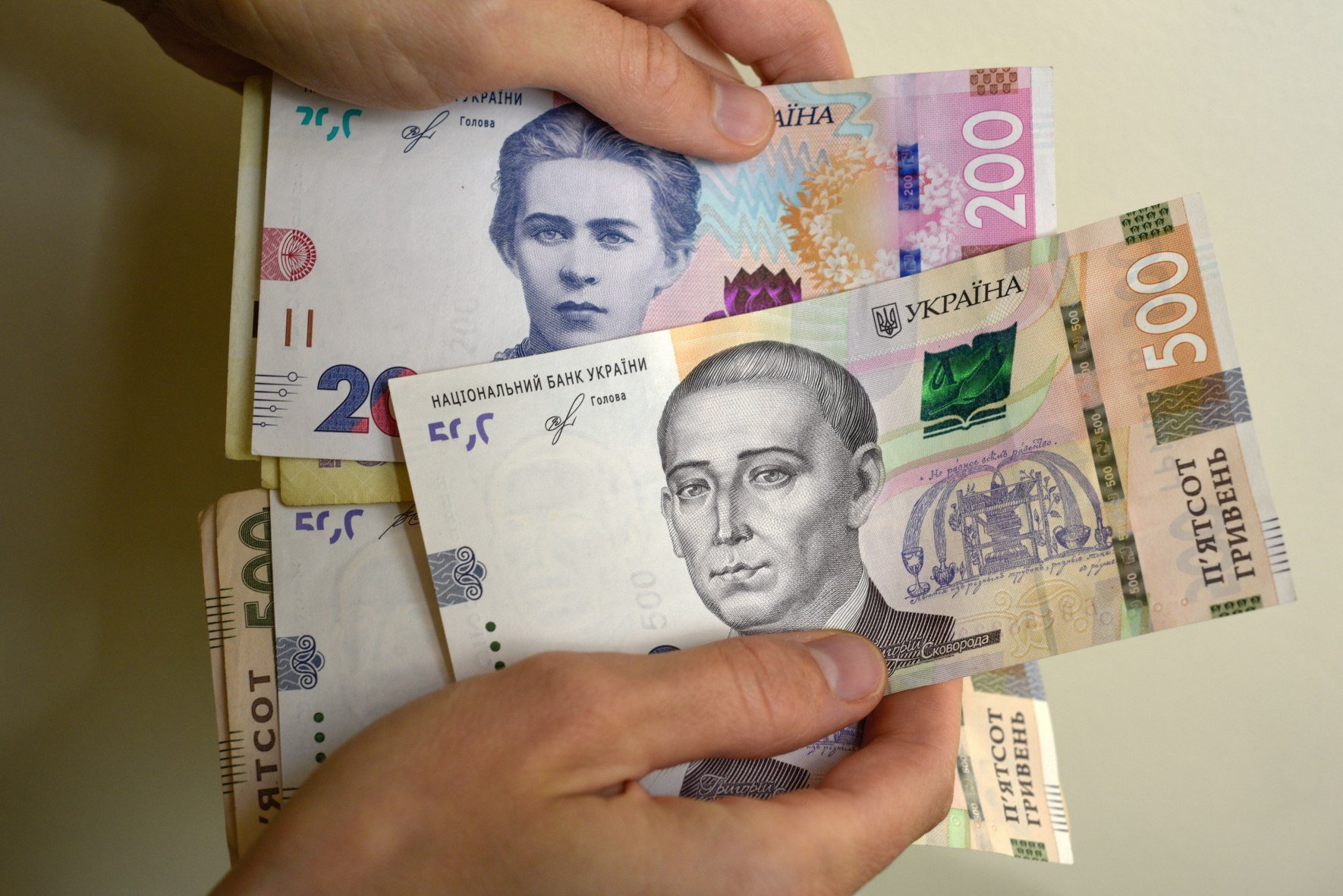 Дали ли украине денег. Украинские деньги. Дни на украинском. Деньги Украины фото. Деньги Украины 2022.
