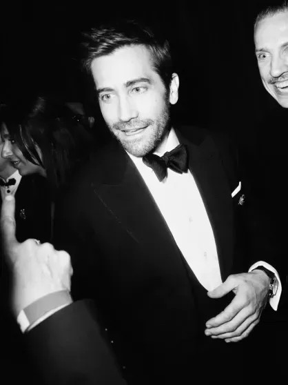 Энн Хэтэуэй, Дуа Липа, Приянка Чопра и Джейк Джилленхол на показе Bvlgari в Милане Чопра, Хэтэуэй, платье, Джилленхол, ДжилленхолПриянка, ЛипаПриянка, ХэтэуэйДуа, Джейк, звёзд, дополняли, украшения, Образы, ХэтэуэйЭнн, атласный, демонстрирующим, декольте, глубоким, ЧопраДжейк, бархатное, ХэтэуэйПриянка