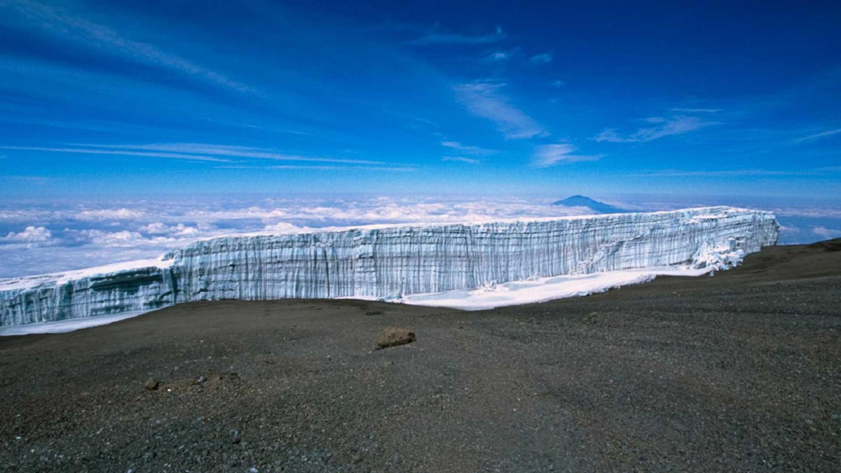 Ледниковая стена на южном склоне горы Килиманджаро в Африке отступает и вскоре может исчезнуть