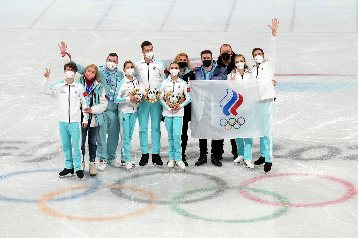 Российских фигуристов не позвали в Париж для вручения медалей ОИ-22