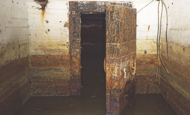 Мужчина наткнулся на ржавую дверь в заброшенной промзоне: затопленный бункер не открывали 45 лет