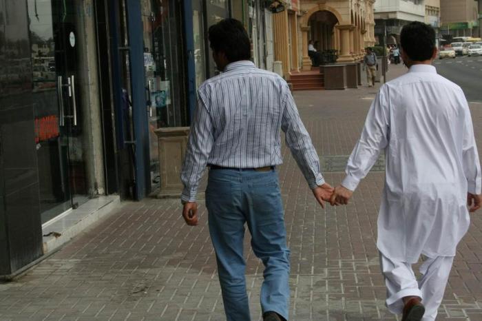 Почему в Индии взрослые мужчины держатся за руки Почему в Индии взрослые мужчины держатся за руки