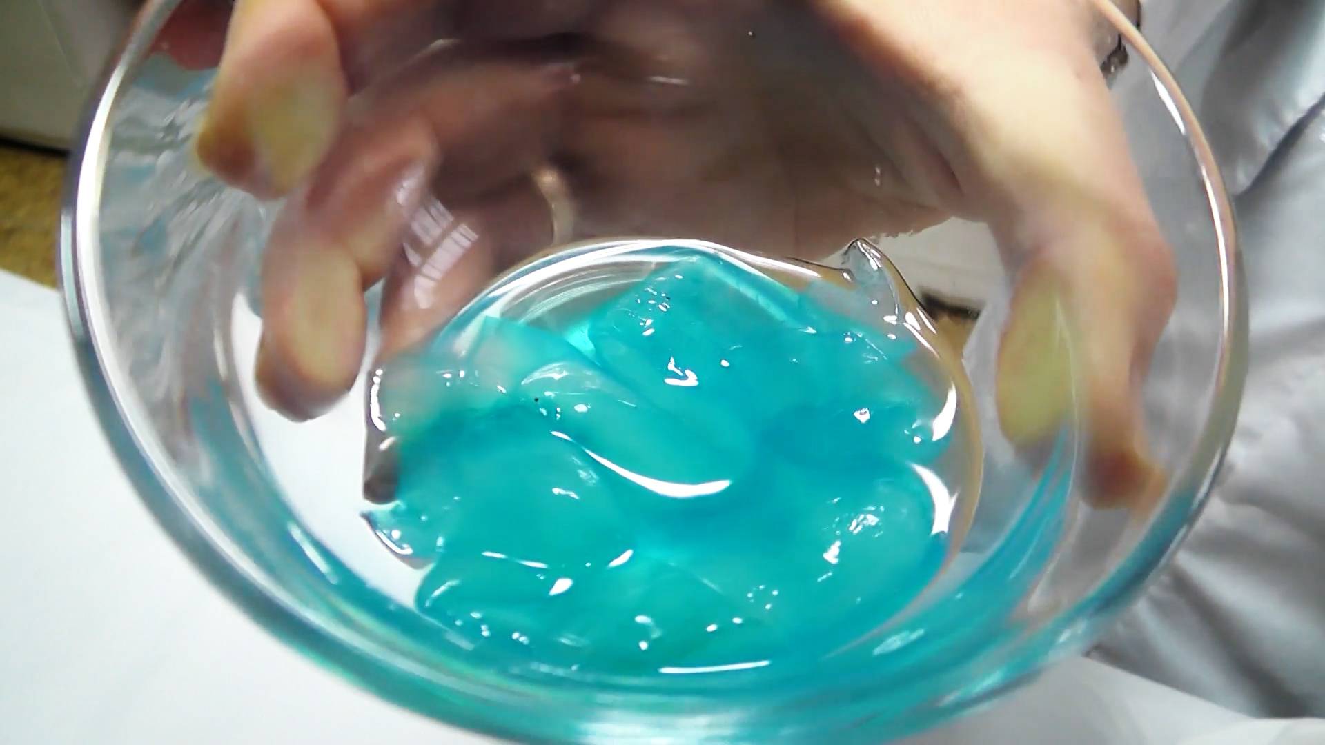 Нашествие медуз в Керчи вынудило ученых делать из них конфеты