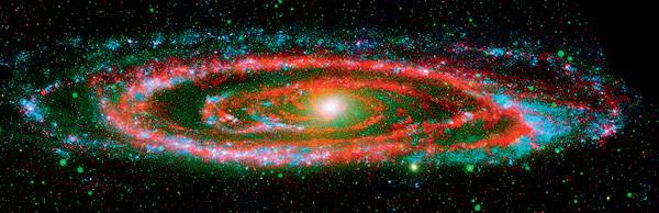 Подглядывая за соседкой. Наша ближайшая соседка, галактика Андромеда (M31) — один из излюбленных небесных объектов для любительских астрономических наблюдений и фотосъемки. И не только любительской – на иллюстрации представлен комбинированный мультиспектральный вид M31, сделанный космическим телескопом Spitzer и аппаратом NASA Galaxy Evolution Explorer (GALEX). УФ-глаза GALEX открывают огненную натуру Андромеды — горячие области, наполненные молодыми (показаны синим) и старыми (зеленые точки и яркая желтая область в центре галактики) звездами. Чувствительный ИК-телескоп Spitzer видит другую, холодную сторону — области формирования звезд (показано красным), скрытые от посторонних глаз облаками пыли и газа. Фиолетовым показаны области, где горячие массивные звезды сосуществуют с холодными, окруженными пылевыми облаками. Изображение: «Популярная механика»