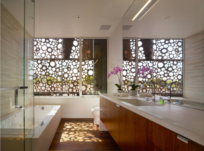 Профессионалы рекомендуют использовать натуральные материалы для создания современного и стильного дизайна ванной комнаты.