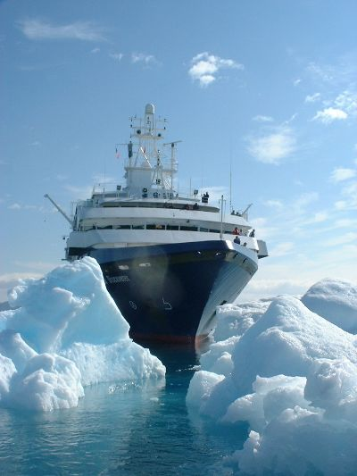 Арктический круизный лайнер остановился в бухте на тропическом острове, и в итоге остался там навсегда Discoverer, World, класса, посмотреть, этого, капитан, полярных, путешествия, зашел, специально, необходимые, судно, РодерикаПо, замыслу, капитана, достаточно, законсервировать, чтобы, берегу, подвести
