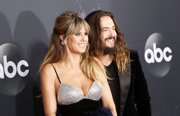 Хайди Клум и Том Каулитц отпраздновали 4-летие брака с фото обнаженных »/> </p>
<p>Хайди Клум и Том Каулитц отметили 4 года со дня свадьбы. </p>
<p>Модель отметила это событие, опубликовав фото и видео с мужем в своем профиле в Instagram.</p>
<p>Есть видео, на котором они целуются в постели. Хайди опубликовала фотографию юбилейного торта, а также снимок украшений в их доме — много красных воздушных шаров и роз. </p>
<p>Последнее фото серии производит наибольшее впечатление на фанатов.</p>
<p> На нем Том и модель позируют для селфи в зеркале, оба обнаженные. На заднем плане можно увидеть красные воздушные шары-сердечки, а также цветы.</p>
<p>«Любовь всей моей жизни», — подписала пост Клум.</p>
<p>Поклонники тут же осыпали счастливую пару комплиментами. и поздравления с юбилеем..</p>
</p>
<p></p>