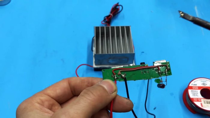 Как зарядить смартфон огнём свечи Термоэлектрическая электростанция своими руками