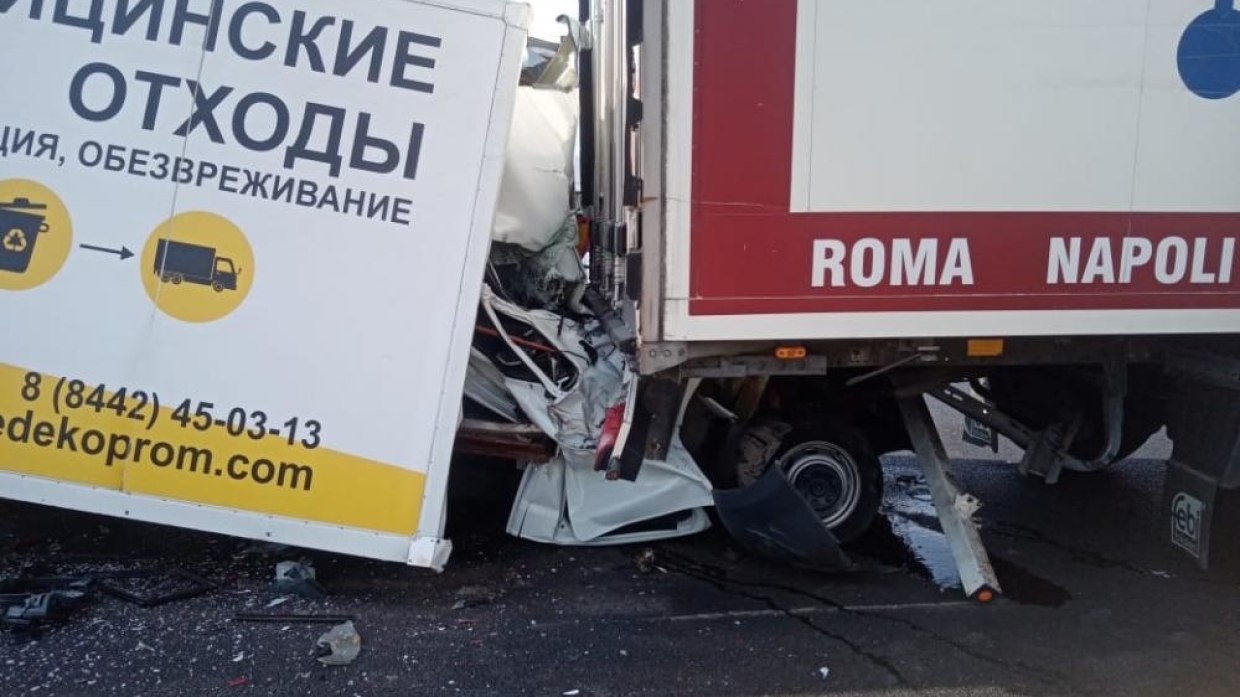 Фура на полном ходу протаранила четыре автомобиля под Волгоградом, есть погибший Фура на полном ходу протаранила четыре автомобиля под Волгоградом, есть погибший Происшествия