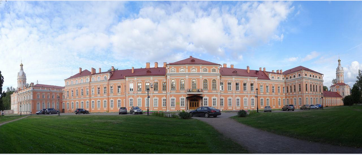Дома в александро невском. Митрополичий дом Александро-Невской Лавры. Митрополичий корпус в Александро-Невской.... Александро-Невская Лавра митрополичий корпус. Митрополичьи покои Александро Невской Лавры.