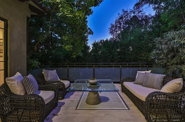 Рианна продает свой дом в Голливуде за 7,4 миллиона долларов после нахального взлома Рианна продает свой дом в Голливуде за 7,4 миллиона долларов после нахального взлома новости