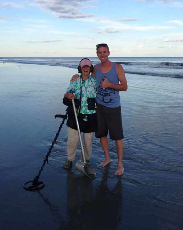 My Friend Lost His Wedding Ring In The Atlantic Ocean And This Woman Found It With Her Metal Detector 4 Hours Later