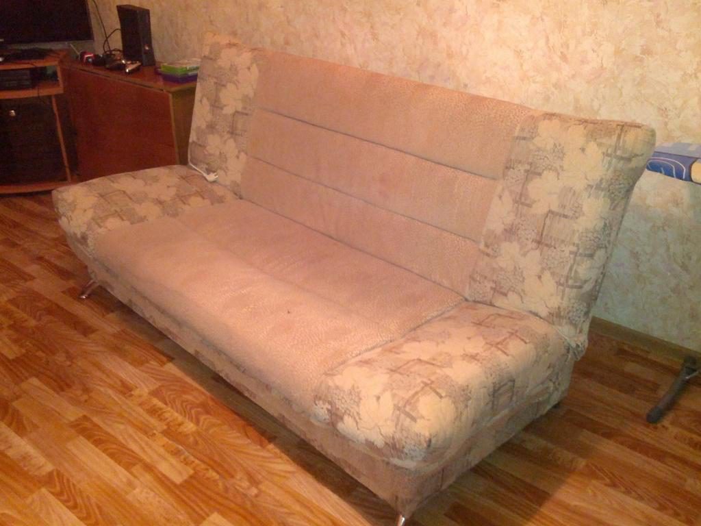 Сайт авито бу. Диван в хорошем состоянии. Продается диван. Бэушный диван. Диван маленький старый.