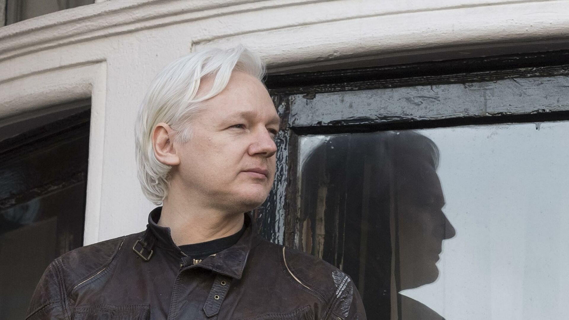 Сооснователь WikiLeaks Джулиан Ассанж на балконе здания посольства Эквадора в Лондоне - РИА Новости, 1920, 28.10.2021