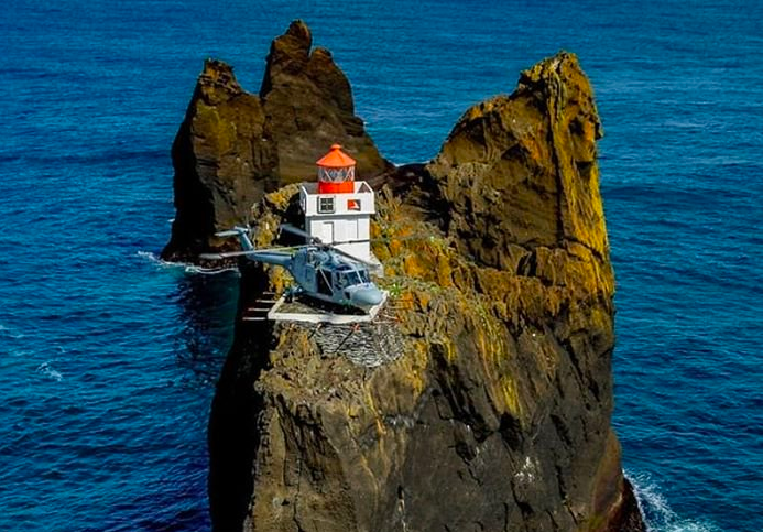 Кому светит маяк на необитаемом маленьком острове скалы, самый, стоит, время, остров, буквально, маяка, Тридрангар, которые, попасть, самой, встал, океан, Вестманн, находится, прилетают, специалисты, названием, вертолета, маленький