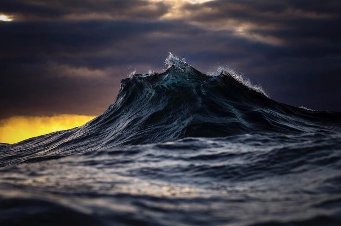 Шапка гребня волны. Мощь океана Bandi. Волнение на море фото.