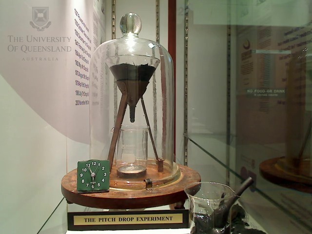 Эксперимент томаса парнелла. Эксперимент с каплей. Эксперимент с нагреванием воды. Эксперимент с каплей. Опыт с капающим пеком.