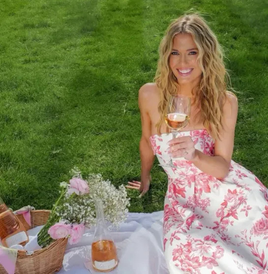 Племянница принцессы Дианы запустила алкогольный бренд Спенсер, Элиза, компании, брата, Спенсера, информации, розовое, регулярно, Великобритании, Китти, принцессы, Чарльза, графа, бренд, Маркл, Меган, Дианы, Однако, старшей, именно