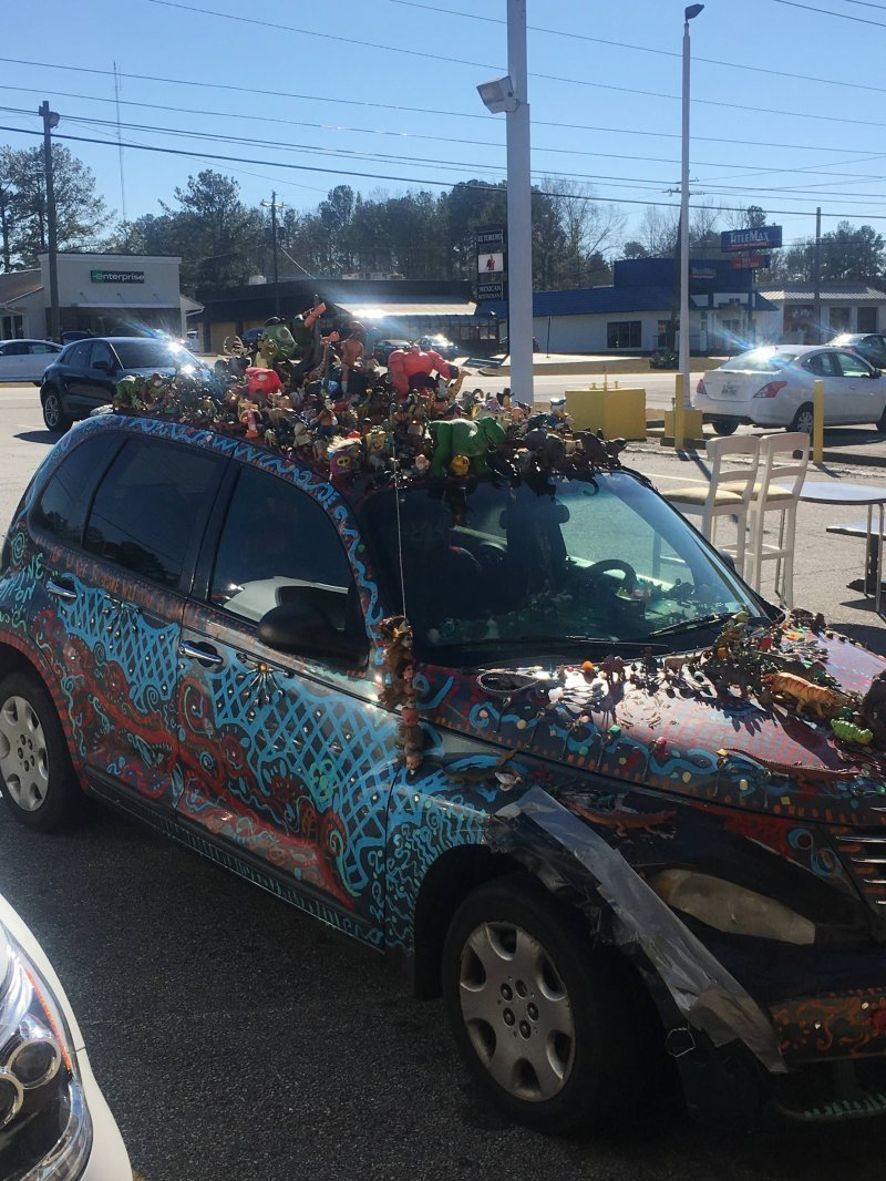 Автомобилист украсил свой Крайслер игрушками, ложками и монетами chrysler, chrysler pt cruiser, авто, автоприкол, игрушки, прикол, тюнинг, юмор