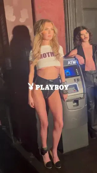Анна Делви позировала для Playboy с GPS-трекером на ноге