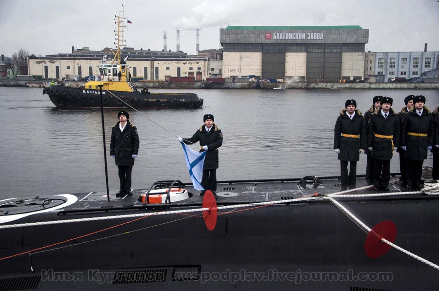 На большой подводной лодке Б-271 «Колпино» проекта 636.3 поднят Андреевский флаг На большой подводной лодке Б-271 «Колпино» проекта 636.3 поднят Андреевский флаг