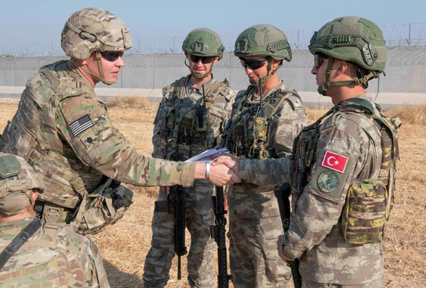 Американские и турецкие солдаты во время совместного патруля в Сирии