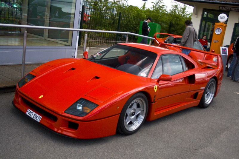 Ferrari F40 1987 года. Двухдверный заднеприводный спорткар в дальнейшем ставший гоночным. олдтаймер, ретро автомобили