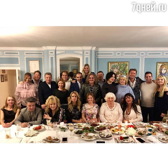 “Без пафоса”: Пугачева со стаканом вызвала бурное обсуждение