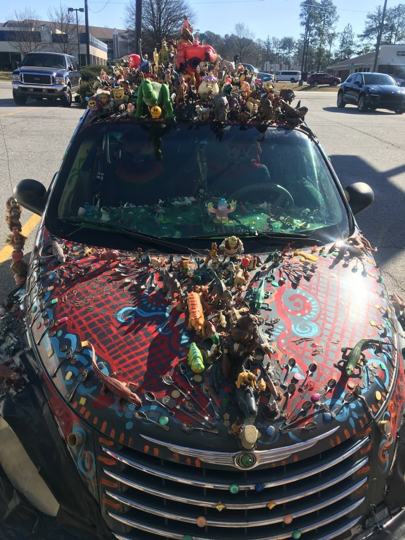 Автомобилист украсил свой Крайслер игрушками, ложками и монетами chrysler, chrysler pt cruiser, авто, автоприкол, игрушки, прикол, тюнинг, юмор