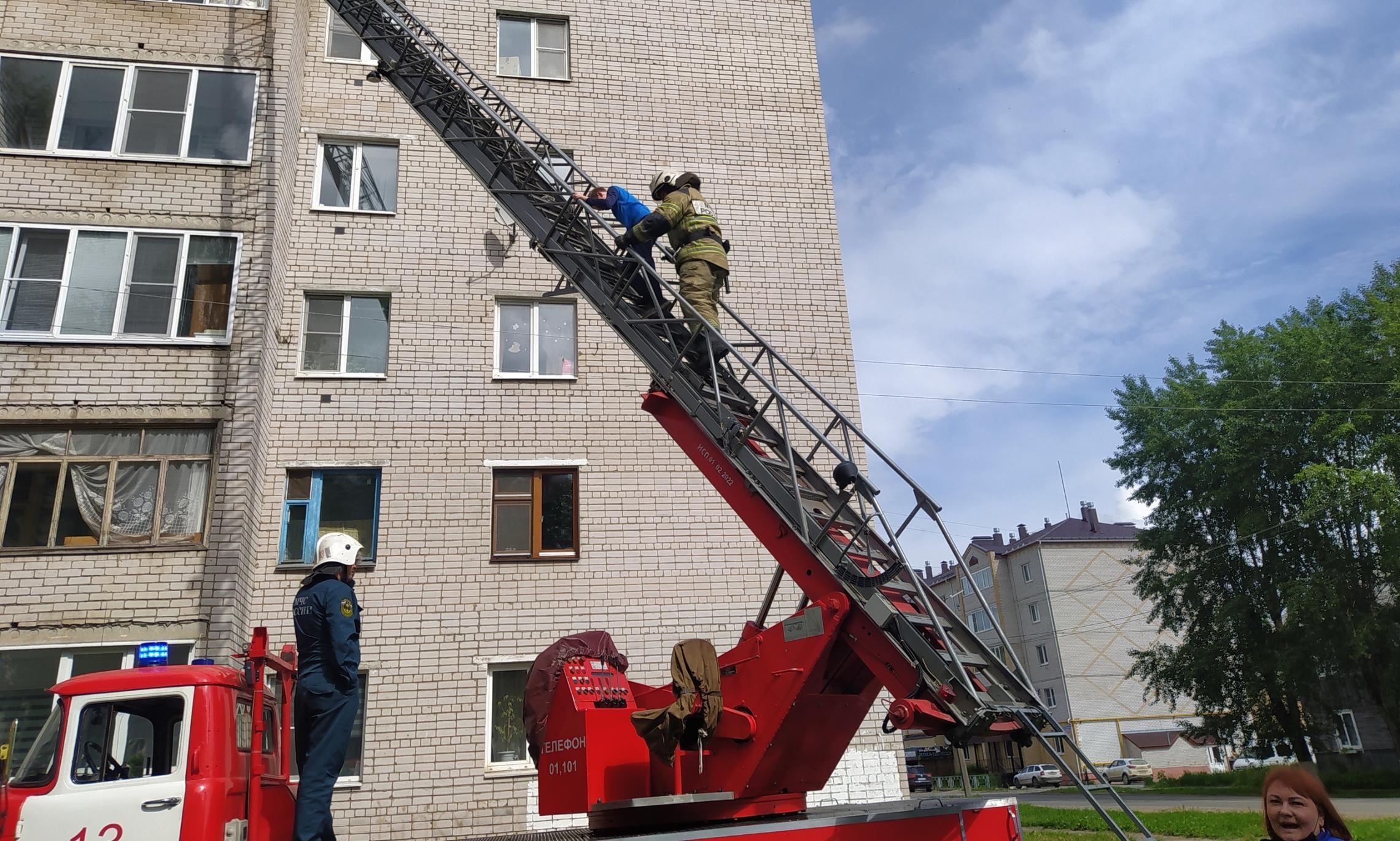 В Котласе спасатели сняли с козырька балкона ребёнка