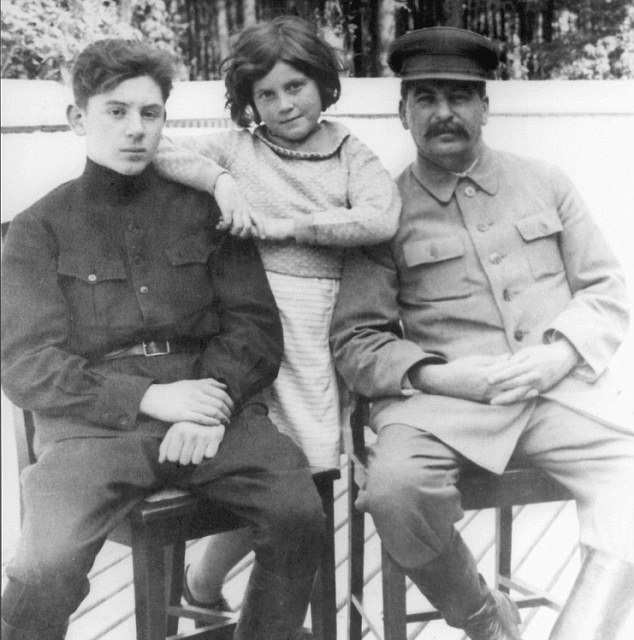  Иосиф Сталин со своими детьми Василием и Светланой, 1934 год люди, события, фото