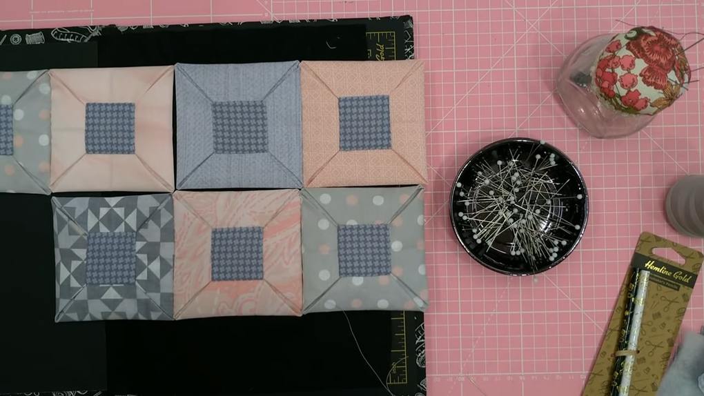 И машинка не нужна. Шью простые, но очень красивые блоки оригами, из которых можно собрать одеяло, плед и не только квадрат, центр, ткани, стороны, ткань, загните, блоки, также, Затем, блока, центре, сторонами, чтобы, квадрата, синтепон, минут, можно, всего, шьётся, потайным