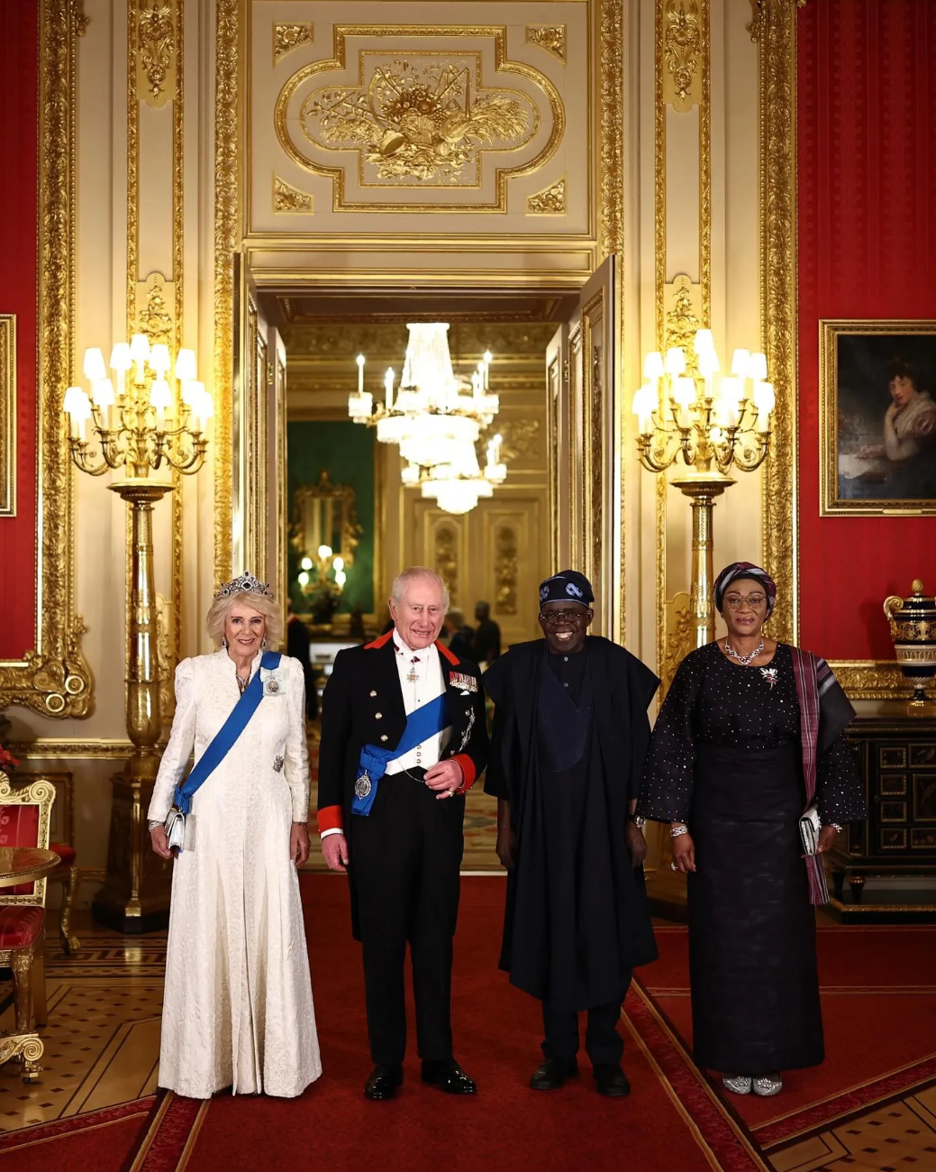 Изумрудный шелк и тиара «Узелки любви»: Кейт Миддлтон и принц Уильям на банкете в честь визита президента Нигерии Миддлтон, Уильям, принц, Тинубу, принцесса, Камилла, также, король, Олуреми, Нигерии, принца, герцогиня, честь, Ирландской, Лондоне, гвардии, парад, приняла, герцог, цвета