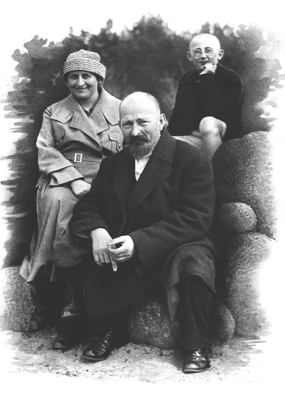 Ф.Э.Дзержинский и С.С.Дзержинская с Яном в Сестрорецке. 14 июня 1925 года. 