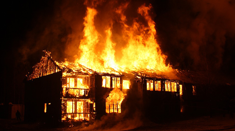 Людей в интернете спросили, какие 3 вещи они бы вынесли из горящего дома? Ответы удивляют