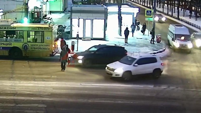 Невозмутимую женщину сбили с ног на пешеходном переходе в Ярославле авария, авто, авто авария, автоприкол, видео, дтп, пешеход, пешехода сбили