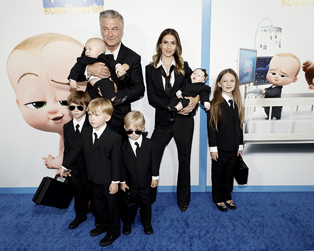 Алек и Хилария Болдуин с шестью детьми посетили премьеру мультфильма "Босс-молокосос 2" Звездные дети