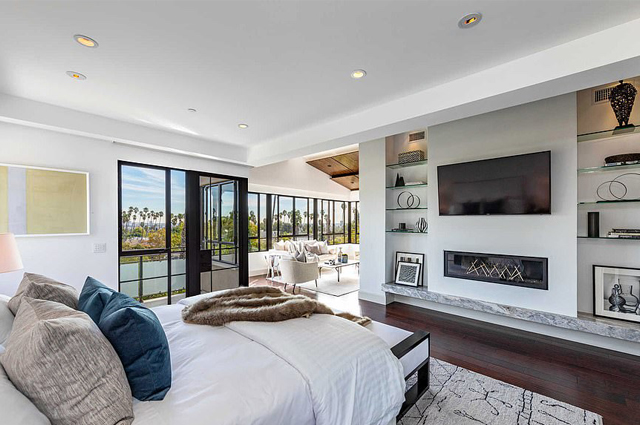 Рианна продает свой дом в Голливуде за 7,4 миллиона долларов после нахального взлома Рианна продает свой дом в Голливуде за 7,4 миллиона долларов после нахального взлома новости