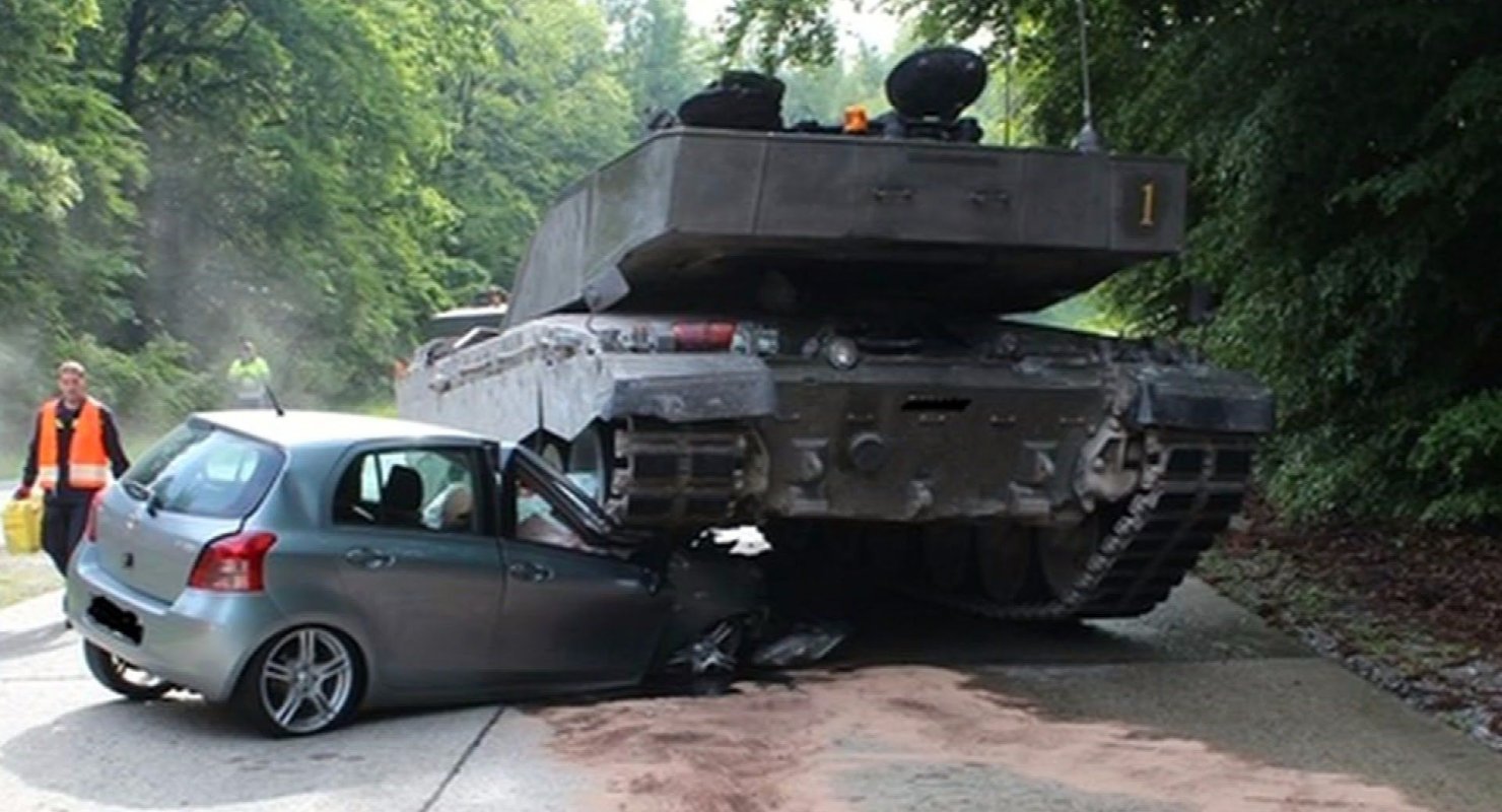 Самые нелепые аварии: Самолеты, подводные лодки и даже танки