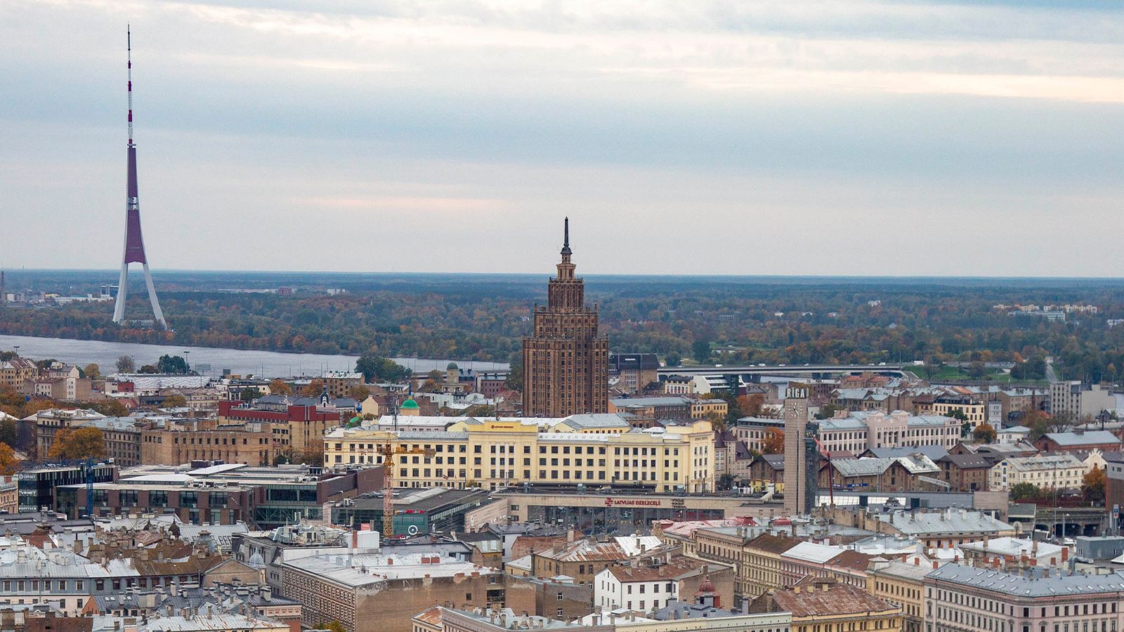 Дипмиссия предложила Риге снести памятники латышским классикам за разговоры на русском