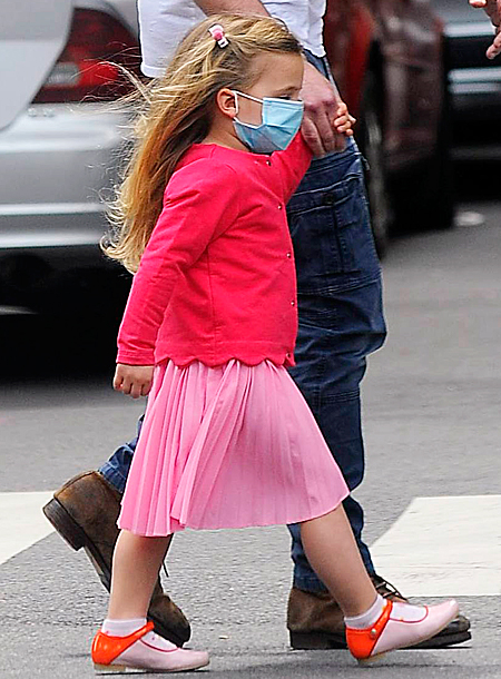 Розовый ободок и сбоку бантик: Брэдли Купер копирует стиль своей дочки Леи Розовый ободок и сбоку бантик: Брэдли Купер копирует стиль своей дочки Леи Дети,Дети знаменитостей