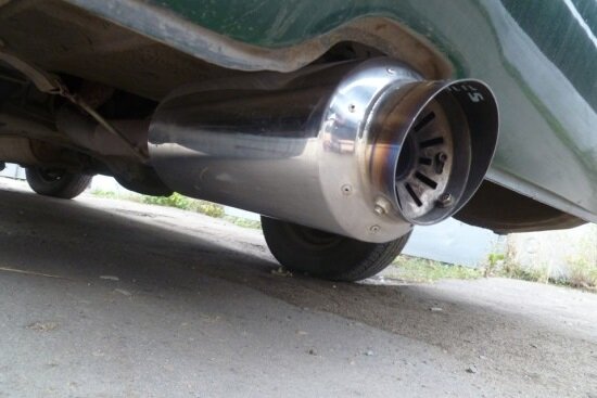 Как пенсионер проучил молодого парня, который газовал на своей машине под его окнами