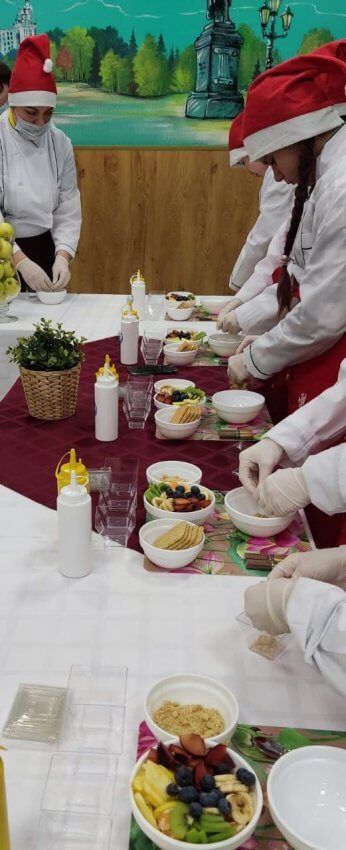 Школьники Северного округа приготовили 5 новогодних десертов на мастер-классе от шеф-поваров комбината питания «РусСоцКапитал»